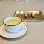 SEZANNE - ハーブティーとミニャルディーズ。