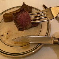 ベンジャミンステーキハウス 六本木 - 好み加減はミディアムレアー。注文通りのエンターテイナー。