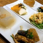 焼鳥・元気 - 本日の突き出しです。
      本当に色々と楽しめますよね。
      突き出しの中で美味しいものは一品としてもオーダー出来ますからね。