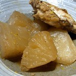 焼鳥・元気 - ぶり大根550円です。
      突き出しの中に入っていた一品です。
      美味しかったので一品としてもオーダーしましたよ。
      鰤の味付けが絶妙なんですよね。