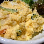 焼鳥・元気 - ポテトサラダ450円です。
      元気の名物料理の1つです。
      誰が食べても美味しいと口を揃えて絶賛する一品です。
      ここで食べると他のお店で食べれなくなっちゃいますよ。