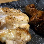焼鳥・元気 - 焼き鳥も注文しましたよ。
      ナンコツ180円と肝180円です。
      元気お初の人用にオーダーしました。
      焼き鳥屋さんですからね。
      美味しい焼き鳥も食べないとね。