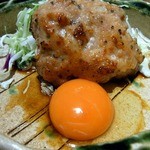 焼鳥・元気 - 元気特製つくね(こだわり卵付き)350円です。
      元気のつくねも美味しいんですよね。
      私は何回も食べた事があって美味しいのは知っているので、これは食べとくべきって言う事でオーダーしました。