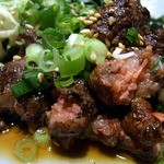 焼鳥・元気 - セギモ炭火焼きポンズ580円です。
      柔らかいセギモがポン酢の風味でたまらなく旨いんですよね。
      これは、癖になる味ですよ。
      酒のアテとして抜群に合う料理ですね。
      今日の中でも大ヒット料理でした。