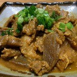 焼鳥・元気 - 牛スジカレー煮込み680円です。
      創作メニューぽい料理です。
      柔らかく煮こまれた牛すじがいい感じです。
      味噌煮込み味も良いですが、カレー味もイケますね。