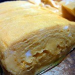 焼鳥・元気 - こだわり玉子のだし巻600円です。
      元気では、じゃこ入、ネギ入、明太子入(全て680円)があるんですよ。
      元気のは卵が新鮮で美味しいからドーンって卵の旨みが襲ってくるんですよね。