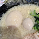 横浜家系ラーメン春吉家 - ラーメン（塩）700円に味玉トッピング！！