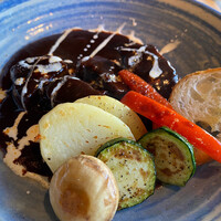 横浜瀬里奈 ステーキドーム - ジャガイモとズッキーニ、パプリカ、マッシュルームはバターを加えて鉄板でソテー