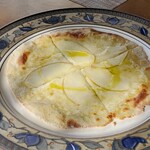 石臼挽き蕎麦香房 山の実 - 山の実コースの季節の蕎麦ピザ（リンゴは2度目）
      コースは１人1枚（16cm/Φ）