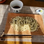 石臼挽き蕎麦香房 山の実 - 山の実コースの十割蕎麦
      お皿が味わいのある木の皿に
