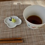 石臼挽き蕎麦香房 山の実 - 丁寧に引かれた出汁が際立つ 濃すぎず透明感のある辛汁
      辛味と甘味が秀逸な山葵