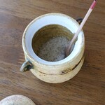 石臼挽き蕎麦香房 山の実 - 塩は岩塩から海塩に変えられたよう