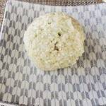 石臼挽き蕎麦香房 山の実 - 手碾きの石臼による表面に炙りを入れた超粗挽きの蕎麦掻き