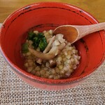 石臼挽き蕎麦香房 山の実 - 山の実コースの この日のお通し
      舞茸　しめじ　小松菜の蕎麦粥