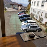 石臼挽き蕎麦香房 山の実 - 駐車場（店内より）