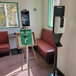 石臼挽き蕎麦香房 山の実 - 入った右手で体温の測定と手指の消毒を
      奥は待ち合い
      11:00頃から利用可なので開店の11:30迄ここで待つのも良し駐車場の車の中で待つのも良し（ウェイティングシートの記入は忘れずに❗）