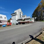 石臼挽き蕎麦香房 山の実 - HOLIDAY INNの建物が目印