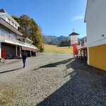 石臼挽き蕎麦香房 山の実 - お店の前は冬にはゲレンデ