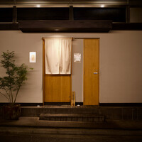 おみ乃 神谷町 - 真っ白な暖簾の和食店らしい風貌