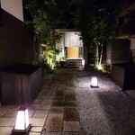 炭火割烹 白坂 - エントランスまでのアプローチ