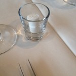 おしぼりを入れる器が美しい