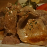 煮込みと惣菜 かん乃 - ブタロース焼きサラダ