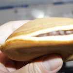 うさぎや - どら焼きからあんこがはみ出ている