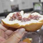 うさぎや - どら焼きを割ったらあんこが溢れ出している。