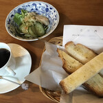 あらびかコーヒー - 料理写真:ビターブレンド　400円　モーニングトーストとモーニングサラダ　＋180円