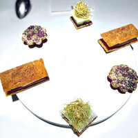 オマージュ - アミューズブーシェ（フィンガーフード３品）　
                      今回もとても美味しいです。
                      ◎カリフラワーのタルト　
                      ◎ポロネギのサブレ
                      ◎フォアグラのサンドイッチ
                      