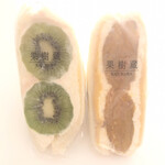 YAMAYA 3 TERRACE - 果樹蔵フルーツサンド（キウイ）　¥480
            果樹蔵フルーツサンド（安納芋）　¥550