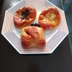 ブーランジェリー セイジアサクラ - 左上からチョコレートパン、クリームパン、チーズカレー