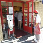 ブーランジェリー セイジアサクラ - お店入り口（外待ちの人を誘導する店員さん）