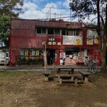 つり堀 武蔵野園 - 手前のテーブルまで自力で出前して飲食可能です