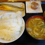 Umai Dokoro - ご飯中、豚汁、鯖塩焼、イカの塩辛、納豆