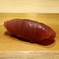 すが弥 - 大間の鮪 お腹の中トロ　延縄
                    やま幸さんからの鮪、色艶が美しく脂が上品でしっとりと、柔らかでとても旨みがあります。