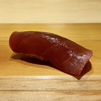 すが弥 - 大間の鮪 赤身
                    食べ慣れている鮪の順番は赤身から中トロへ、菅谷大将は中トロから赤身へ、何故かと聞けば、鮪が4種類この日はあり味わいの変化をより感じ易く楽しめる様にされているのでと話されました。