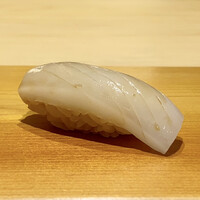 すが弥 - スミイカ
                    歯切れの良さとサクッとした食感が素晴らしいです。
                    シャリとの相性が見事なバランスの良さ、甘みもありとてもいい味わいです。