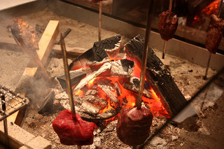 江戸肉割烹　ささや - 炉端で焼かれる肉