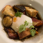 メゾン・ド・ラ・ブルゴーニュ - ムレット、温泉卵と赤ワインソース