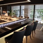 トシ・ヨロイヅカ 東京 - 2Fサロン模様