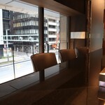 トシ・ヨロイヅカ 東京 - 2Fサロン模様