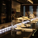 トシ・ヨロイヅカ 東京 - 2Fサロン模様