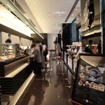 トシ・ヨロイヅカ 東京 - 店内模様