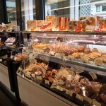 トシ・ヨロイヅカ 東京 - 店内模様