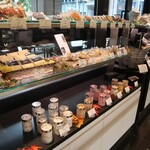 トシ・ヨロイヅカ 東京 - 店内模様