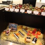 トシ・ヨロイヅカ 東京 - 店内模様