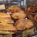 トシ・ヨロイヅカ 東京 - パン棚