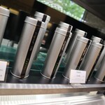 トシ・ヨロイヅカ 東京 - 店内模様