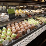 トシ・ヨロイヅカ 東京 - ケーキショーケース全景